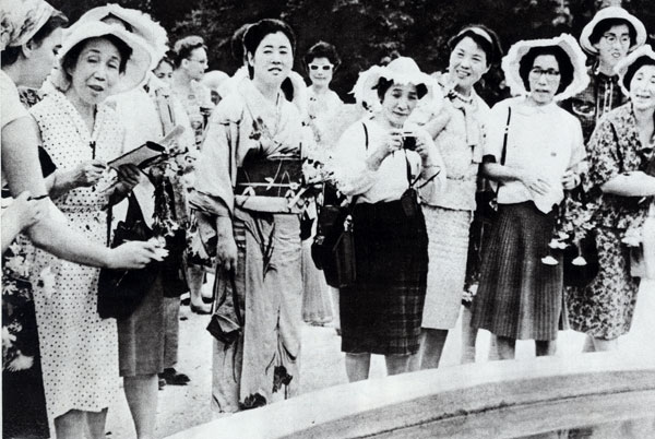 Japanese delegation to the international Conference on Problems of Environmental Protection visiting the Garden,   1972. Archives photo