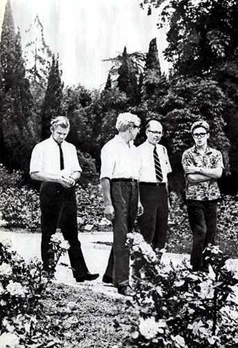 Ученый из США Д. Грехэм (второй справа) в розарии Никитского сада. 1969 г. Фотоархив