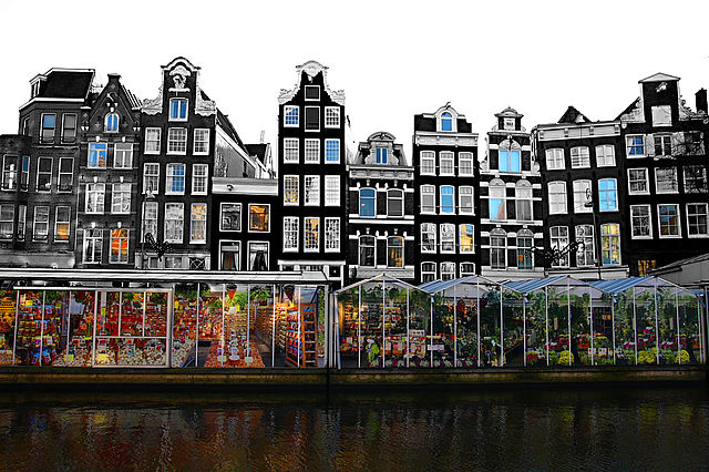 Цветочный плавучий рынок в Амстердаме, который работает с 17 века: https://ru.wikipedia.org/wiki/Цветочный_рынок_(Амстердам)#/media/Файл:Bloemenmarkt_2008_(3).jpg